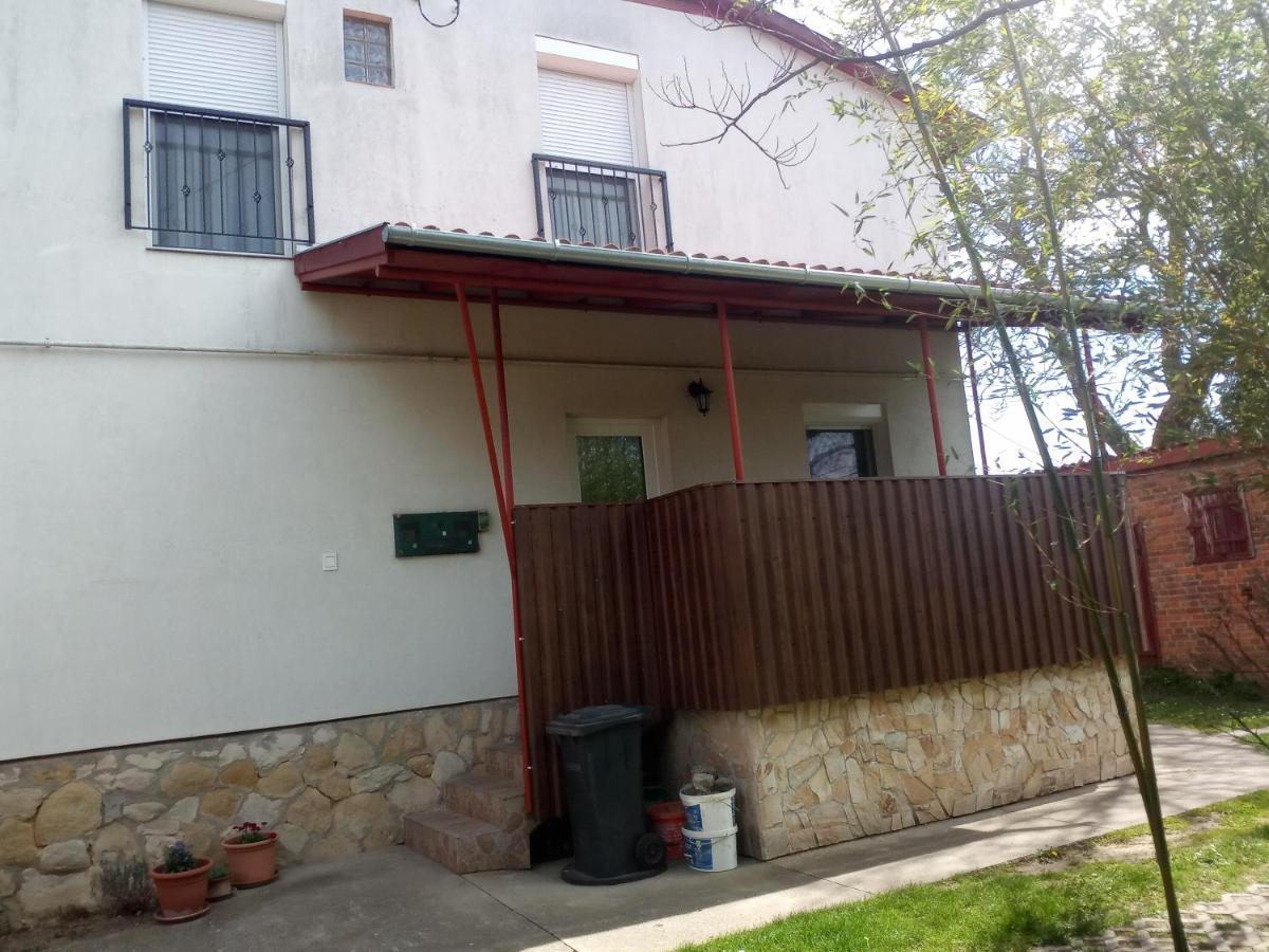 Budai Vam Apartmanhaz Печ Екстериор снимка