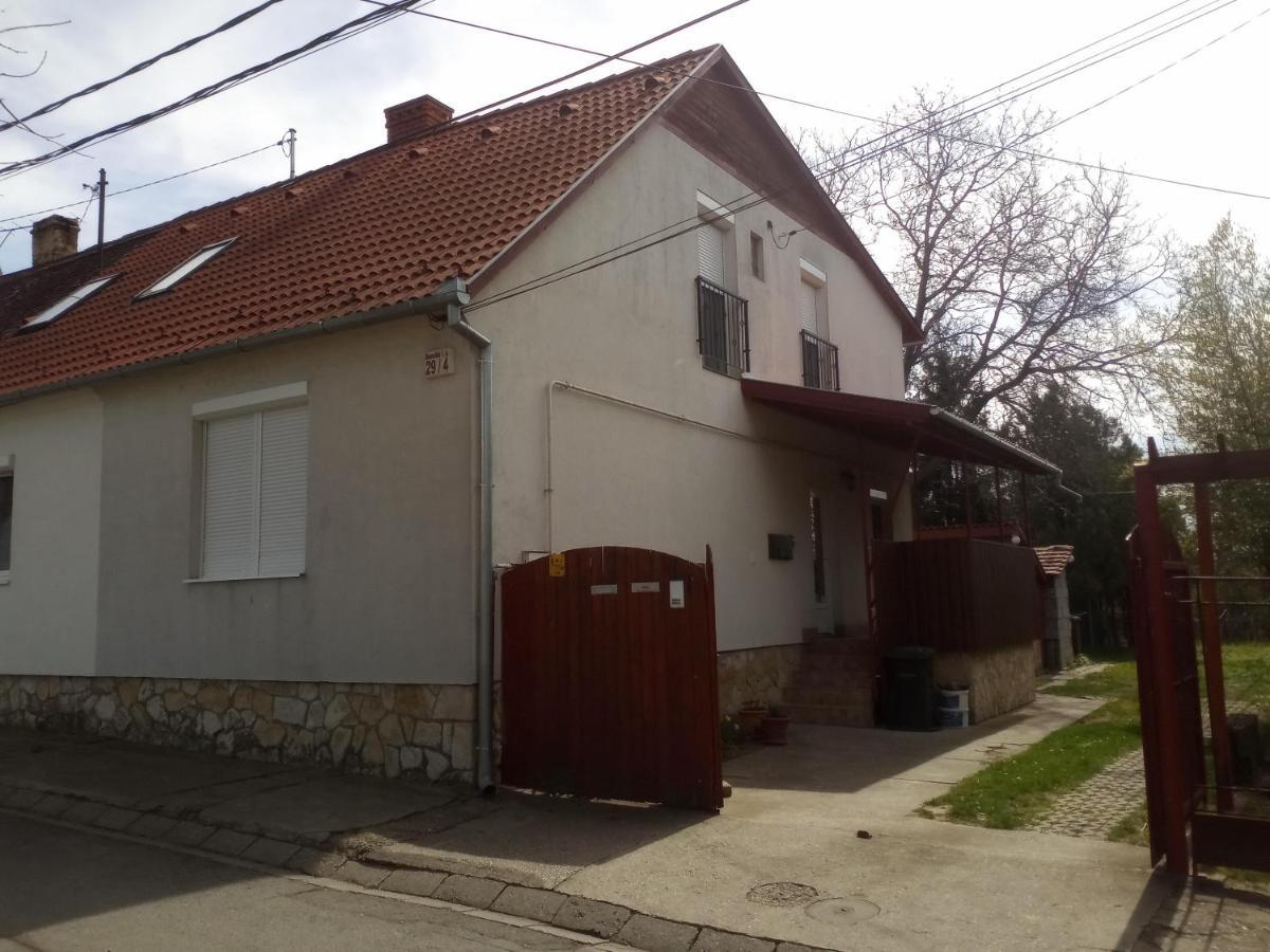 Budai Vam Apartmanhaz Печ Екстериор снимка
