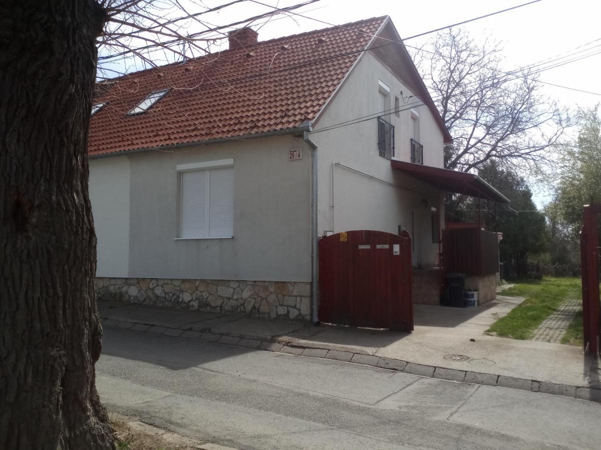 Budai Vam Apartmanhaz Печ Екстериор снимка