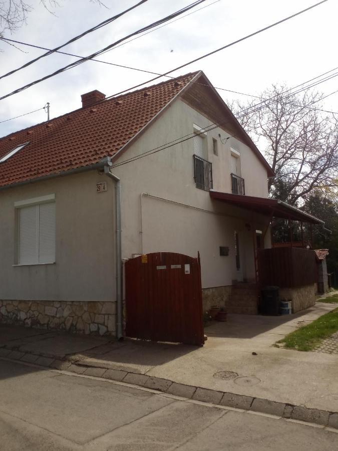 Budai Vam Apartmanhaz Печ Екстериор снимка
