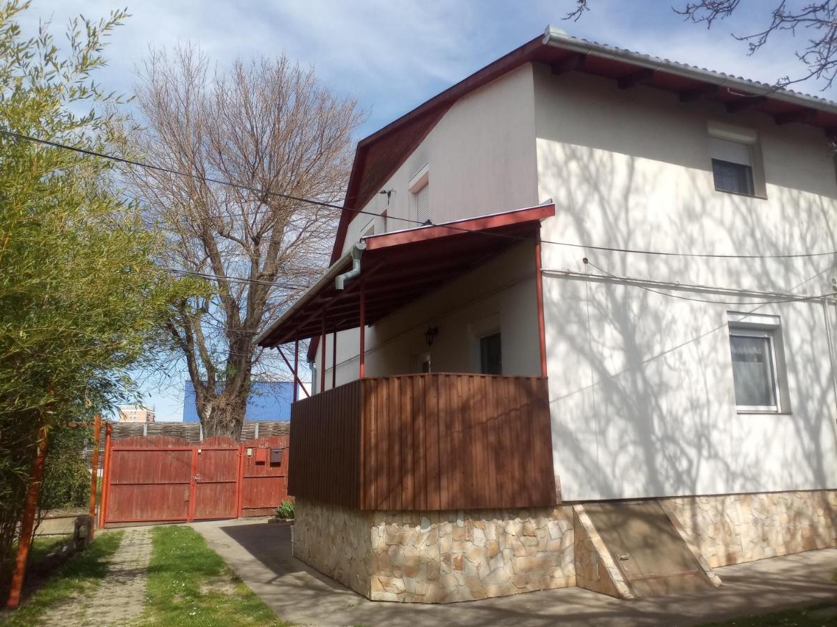 Budai Vam Apartmanhaz Печ Екстериор снимка