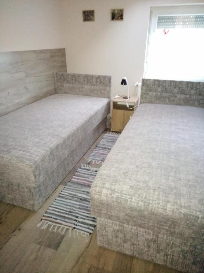 Budai Vam Apartmanhaz Печ Екстериор снимка