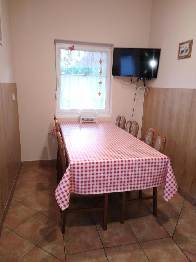 Budai Vam Apartmanhaz Печ Екстериор снимка