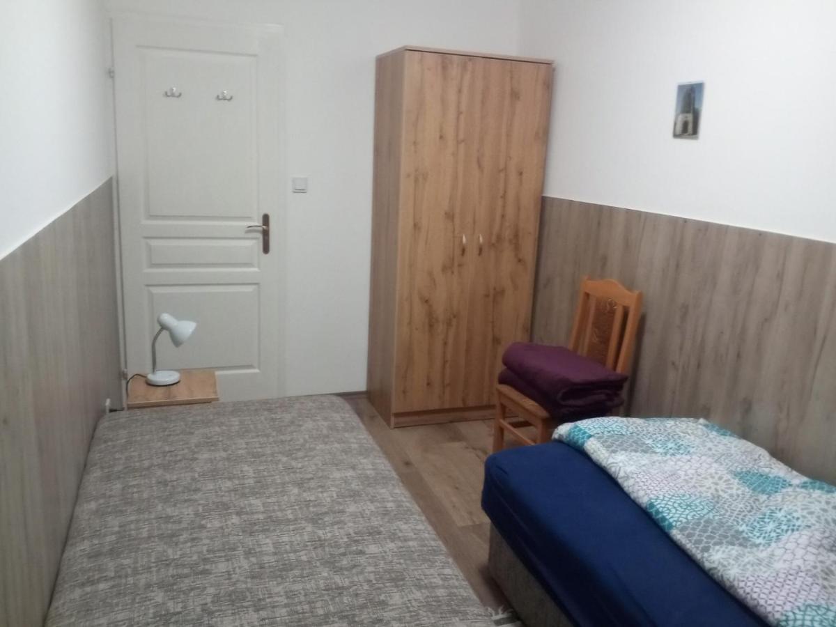Budai Vam Apartmanhaz Печ Екстериор снимка