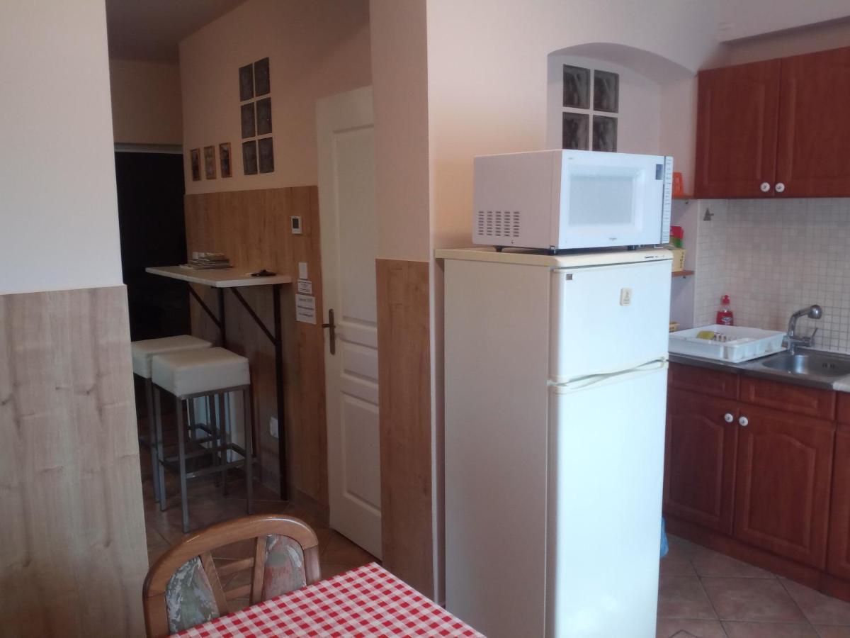 Budai Vam Apartmanhaz Печ Екстериор снимка