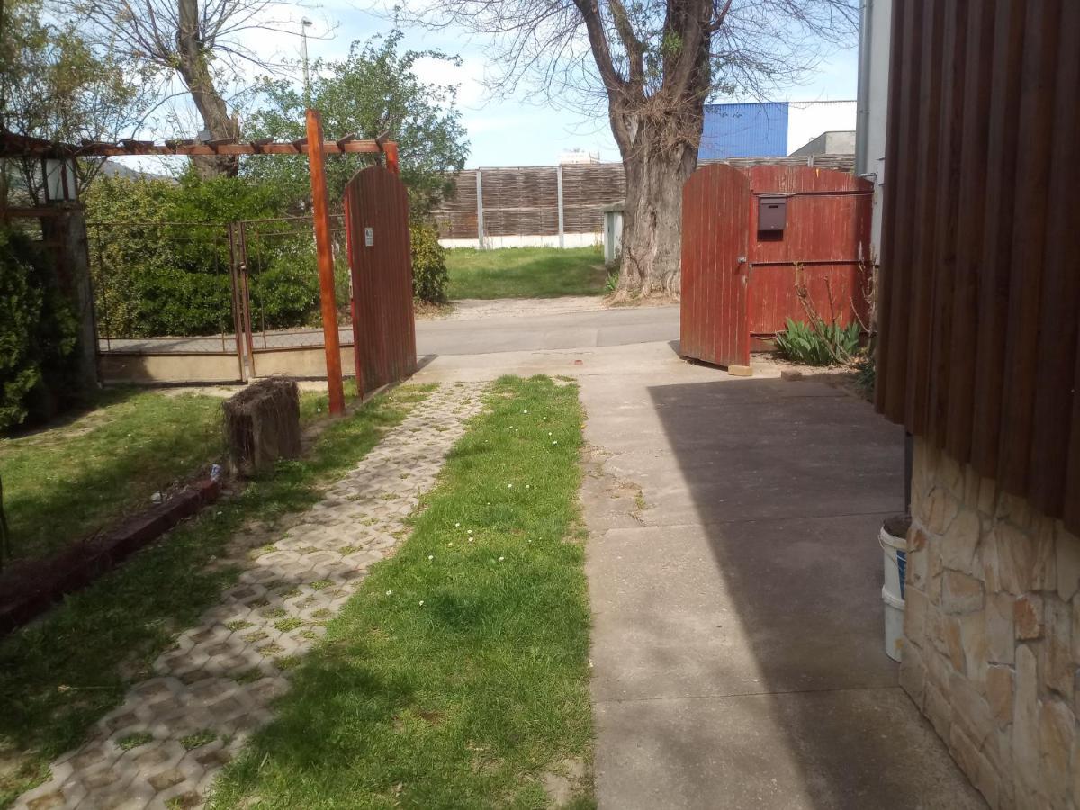 Budai Vam Apartmanhaz Печ Екстериор снимка