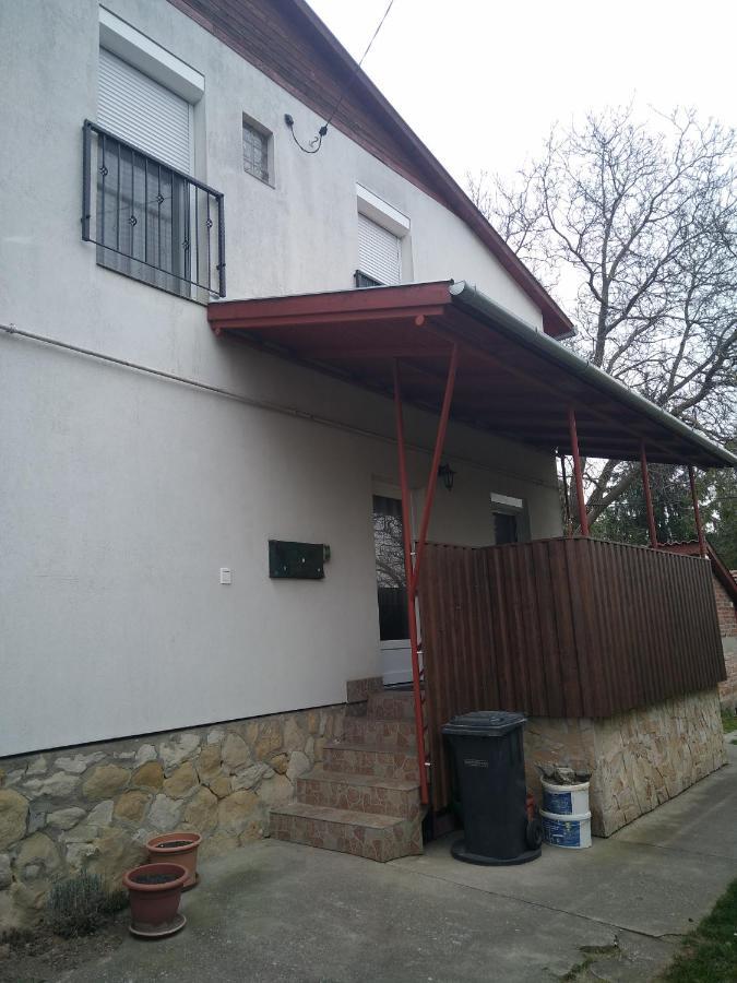 Budai Vam Apartmanhaz Печ Екстериор снимка