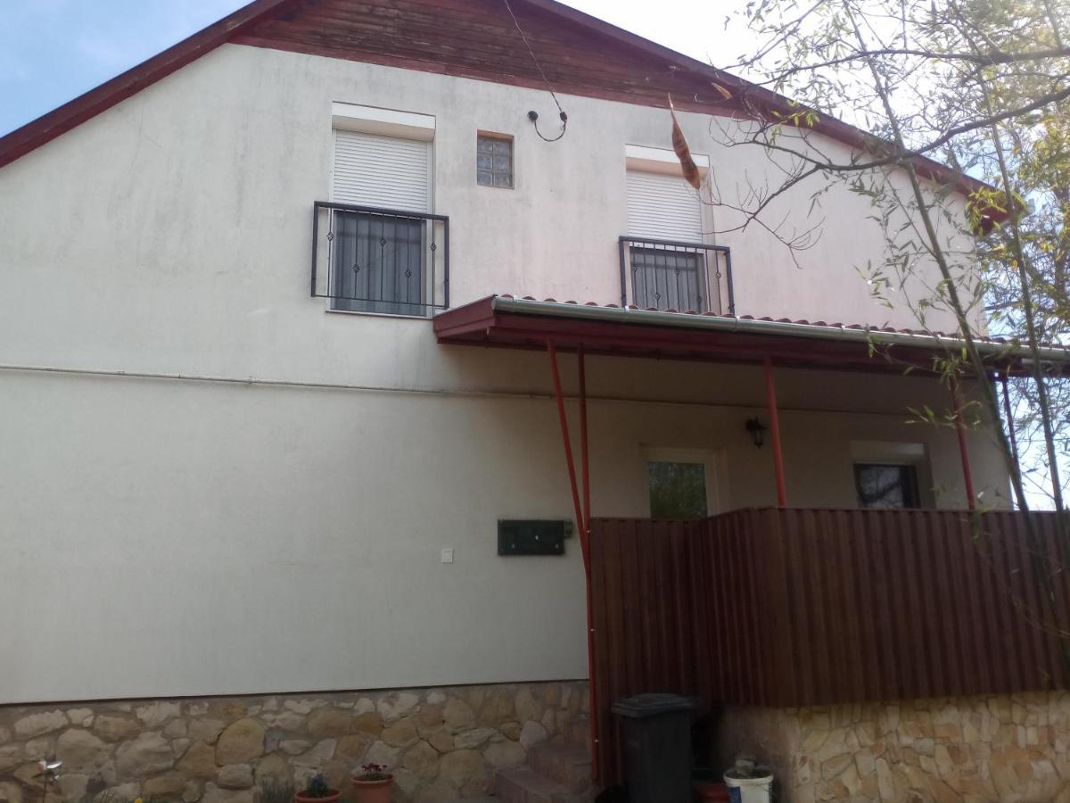 Budai Vam Apartmanhaz Печ Екстериор снимка