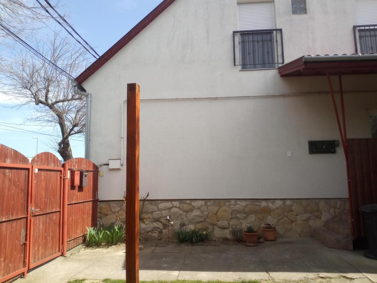 Budai Vam Apartmanhaz Печ Екстериор снимка