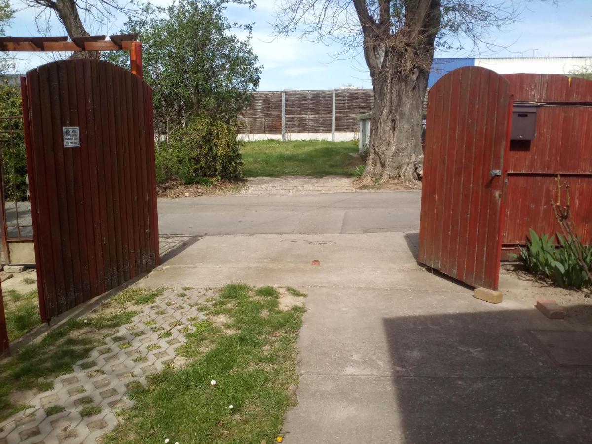 Budai Vam Apartmanhaz Печ Екстериор снимка