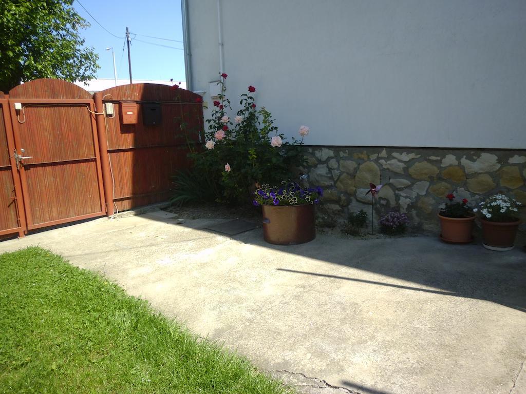 Budai Vam Apartmanhaz Печ Екстериор снимка